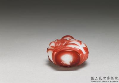 图片[3]-Red-on-white glass overlay snuff bottle with a flower-and-butterfly design, Qing dynasty, Qianlong reign (1736-1795)-China Archive